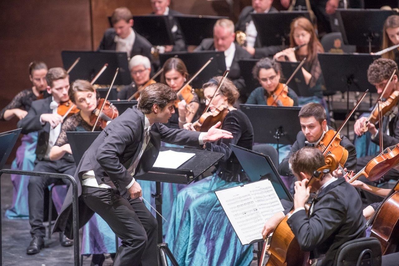 Fények és árnyékok a szimfonikusoktól a Szent István Művelődési Házban